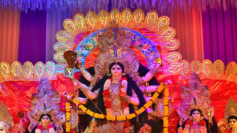  17 तारीख, शनिवार को आश्विन मास की नवरात्रि शुरू हो रही है। इस दिन घट स्थापना होगी। शनिवार को ही तुला संक्रांति भी है। सूर्य कन्या से तुला राशि में प्रवेश करेगा। देवी दुर्गा के साथ ही सूर्य के लिए भी विशेष पूजन करें।
-