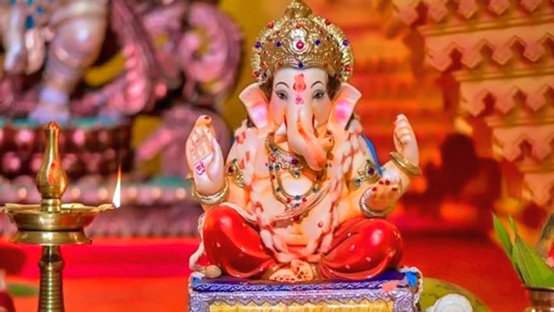 20 अक्टूबर, मंगलवार को अंगारक विनायकी चतुर्थी है। इस दिन भगवान गणेश के लिए व्रत करें और भगवान को मोदक का भोग लगाएं।
