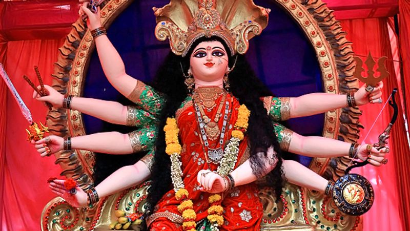 25 अक्टूबर, रविवार को दुर्गा नवमी है। इस दिन छोटी कन्याओं को भोजन कराने की परंपरा है। कन्याओं को धन का दान दें। शिक्षा से संबंधित चीजें भेंट करें।
