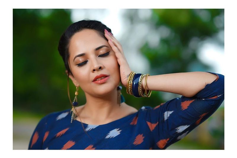 anasuya kills in blue frock photos goes viral ksr