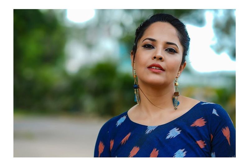 anasuya kills in blue frock photos goes viral ksr