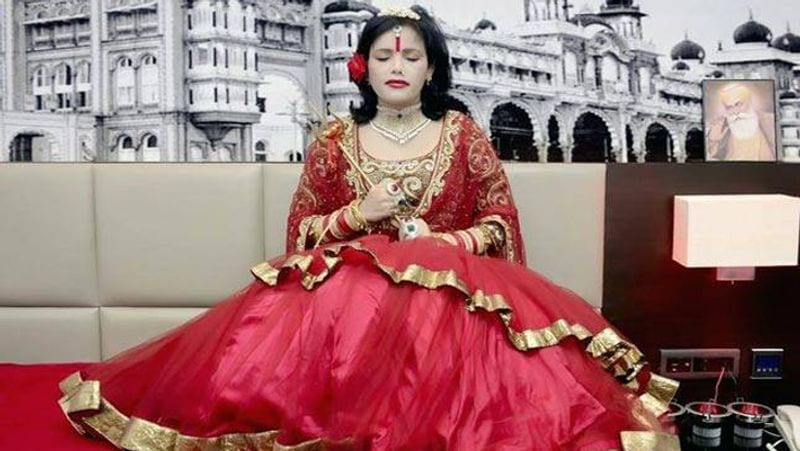 राधे मां एकआध्यात्मिक गुरु हैं, जो खुद को देवी का अवतार बताती हैं। हाथों में त्रिशूल, सुर्ख लाल रंग का जोड़ा, लाल लिपस्टिक, बालों में गुलाब का फूल लगाए हुए राधे मां का पहनावा भी सभी का ध्यान अपनी तरफ खींचता है।