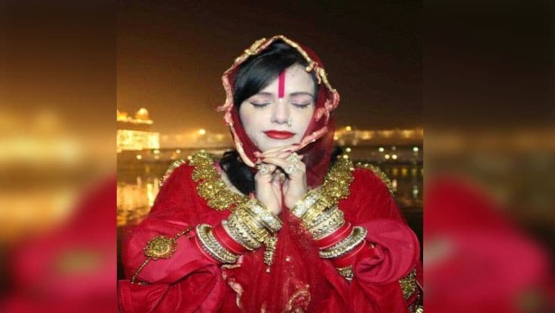 राधे मां का एक एजेंट हैं टल्ली बाबा। जो उनके सारे हिसाब - किताब को देखता हैं। भक्तों को दर्शन देने के लिए राधे मां का एक रेट कार्ड भी है, जिसके अनुसार वह लोगों को दर्शन देती हैं।