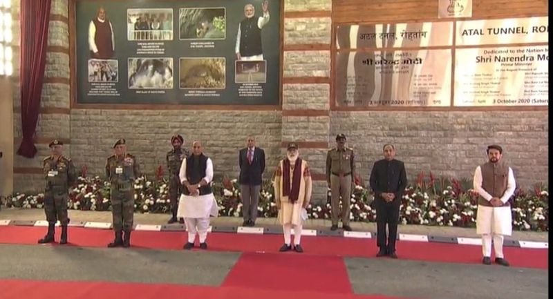 03 अक्टूबर: हिमाचल दौरा
कोरोना काल में यह चौथा मौका है, जब पीएम मोदी दिल्ली से बाहर निकले हैं। इसकी वजह है रोहतांग में अटल टनल का उद्धाटन। अटल टनल मनाली को लेह को जोड़ेगी।
टनल से दोनों जगहों के बीच की दूरी 46 किमी कम हो जाएगी।