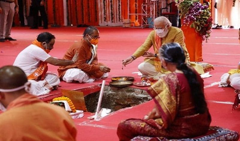 5 अगस्त: अयोध्या दौरा
प्रधानमंत्री मोदी ने 5 अगस्त को अयोध्या में राम मंदिर के भूमि पूजन में हिस्सा लिया था। यहां वे तीन घंटे रुके थे। पीएम मोदी ने कोरोना को देखते हुए सोशल डिस्टेंसिंग और मास्क पहनने जैसे नियमों का पालन करते हुए कार्यक्रम में हिस्सा लिया था। पीएम मोदी ने यहां जनसभा को भी संबोधित किया था। कोरोना के चलते इस कार्यक्रम में सीमित लोगों को ही बुलाया गया था। 
