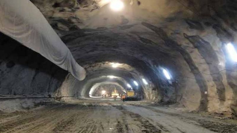 इस सुरंग में गाड़ियां अधिकतम 80 किमी की स्पीड से दौड़ सकती हैं। उम्मीद जताई जा रही है कि इसमें हर रोज 3000 गाड़ियां और 1500 ट्रक गुजरेंगे। 