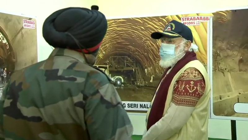 टनल का उद्घाटन करते हुए पीएम मोदी।
