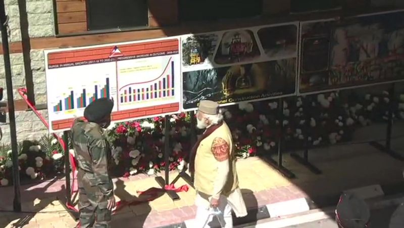 टनल के बारे में जानकारी लेते हुए पीएम मोदी।