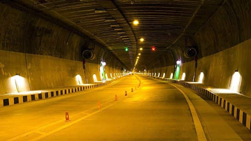 Atal bihari vajpayee birthday 7 arrested after create traffic jam in atal tunnel ckm
