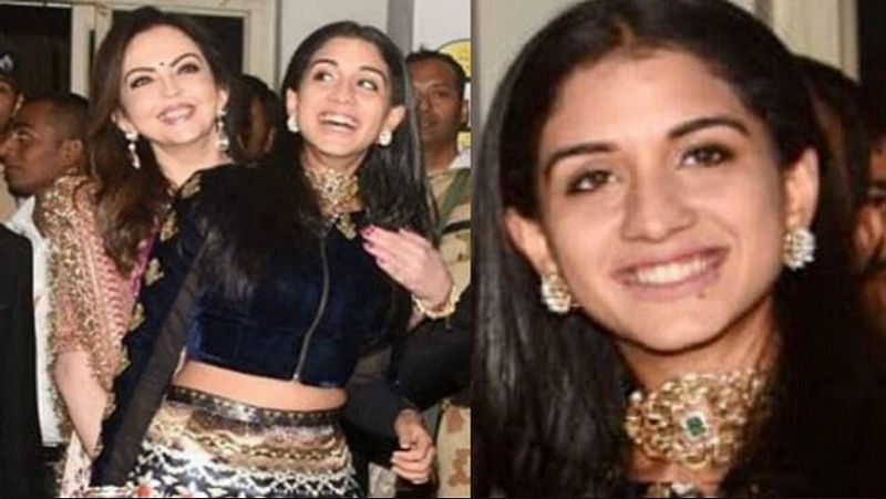 राधिका मर्चेंट को नीता अंबानी बेहद पसंद करती हैं। अपने यहां होने वाले किसी भी फंक्शन में वे राधिका को बुलाना नहीं भूलतीं और उनका बेहद ख्याल रखती हैं। 