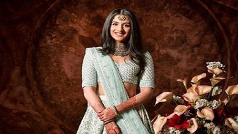 राधिका मर्चेंट की यह ग्लैमरस तस्वीर आकाश अंबानी की शादी के वक्त की है। इस शादी से जुड़े हर फंक्शन में उन्होंने भागीदारी की थी। 