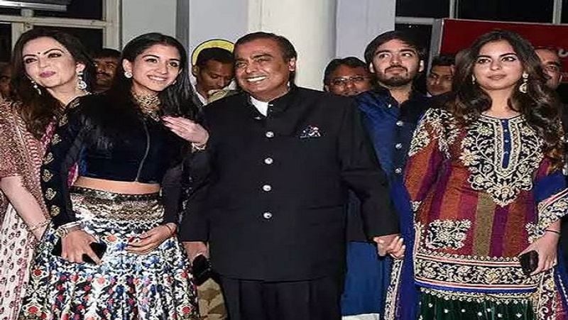 अंबानी फैमिली के साथ एक फंक्शन में राधिका मर्चेंट। इसमें मुकेश अंबानी नीता अंबानी, ईशा अंबानी और राधिका के होने वाले पति अनंत अंबानी एक साथ हैं। इस तस्वीर से यह साफ जाहिर होता है कि राधिका मर्चेंट अंबानी फैमिली का हिस्सा बन गई हैं। 