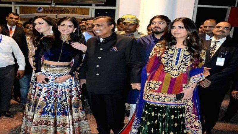 अंबानी फैमिली में एक इवेंट में राधिका मर्चेंट। इस तस्वीर में मुकेश अंबानी, नीता अंबानी, ईशा अंबानी और अनंत अंबानी भी दिखाई पड़ रहे हैं। सभी बेहद खुश नजर आ रहे हैं। 