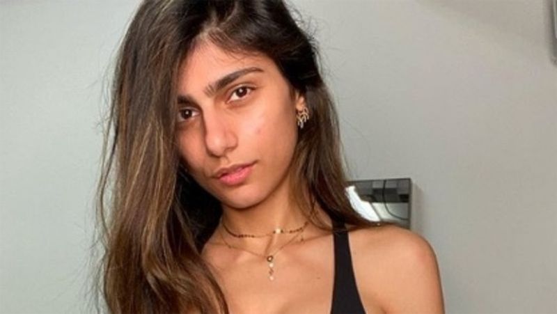 मिया खलीफा
सोशल मीडिया की स्टार मिया खलीफा (Mia Khalifa) को लेकर कई बार कहा गया कि बिग बॉस का हिस्सा बन सकती है, लेकिन कुछ समय पहले उन्होंने ट्वीट कर साफ कर दिया था कि वह इस शो में कभी भी नहीं दिखने वाली है।