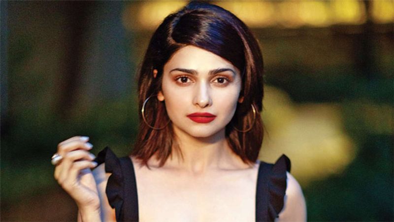 प्राची देसाई
टीवी पर कसम से डेब्यू करने वाली प्राची देसाई (Prachi Desai) आज बॉलीवुड में जाना माना नाम हैं। उनकी फैन फॉलोइंग को देखते हुए उन्हें बिग बॉस सीजन 9 का ऑफर दिया गया था, लेकिन उन्होंने इस शो में आने से मना कर दिया था।