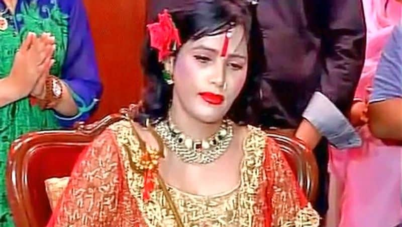 राधे मां इस बार सबसे ज्यादा फीस पाने वाली हाउस मेंबर हैं। रिपोर्ट्स के मुताबिक उन्हें हर हफ्ते करीब 25 लाख रुपए दिए जाएंगे। वहीं सिद्धार्थ को हर हफ्ते करीब 32 लाख रुपए मिलेंगे। हालांकि वो केवल 14 दिन के लिए ही घर में रहेंगे।