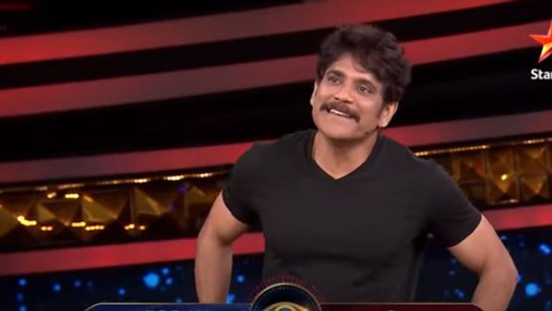 మొదటగా మోనాల్, అఖిల్ మధ్య లాస్యకి జోడి లేరని బాధపడుతున్నట్టు డిస్కర్ చేసుకున్నారు. మరోవైపు అభిజిత్, హారిక మధ్య అఖిల్కి సంబంధించిన డిస్కషన్ జరిగింది. అఖిల్ మధ్యలో ఇన్వాల్వ్ అవుతున్నాడని మండిపడ్డాడు. 