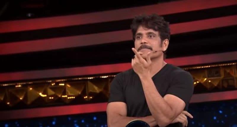 ఇంగ్లీష్లో మాట్లాడుతున్నారని అభిజిత్, హారికలకు బిగ్బాస్ నాగ్ క్లాస్ పీకాడు. వారికి నిల్చునే శిక్ష వేశాడు. ఇక మోనాల్ తెలుగులో మాట్లాడినందుకు ఆమెని ప్రత్యేకంగా అభినందించాడు. అయితే మోనాల్ తెలుగులో ఓ పాట పాడి ఆకట్టుకుంది.