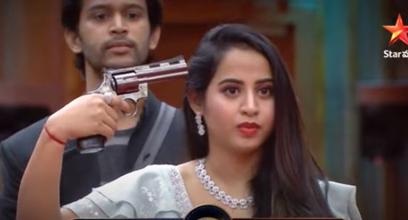 ఎలిమినేషన్ ప్రక్రియ ప్రారంభమైంది. ఎలిమినేషన్కి నామినేట్ అయిన స్వాతి దీక్షిత్, అభిజిత్, లాస్య, కుమార్ సాయి, మెహబూబ్, సోహైల్, హారికలకు ఎలిమినేషన్ టాస్క్ ప్రారంభించారు. గన్ షాట్ వస్తే వారు ఎలిమినేట్ అని చెప్పాడు నాగ్. ఈ ప్రక్రియ చాలా టెన్షన్గా సాగింది.