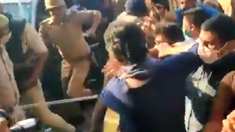 प्रियंका और राहुल कांग्रेस के 35 सांसदों के साथ हाथरस जाने के लिए निकले थे। लेकिन, नोएडा बॉर्डर पर पुलिस ने कांग्रेस नेताओं को आगे जाने से रोक दिया।
