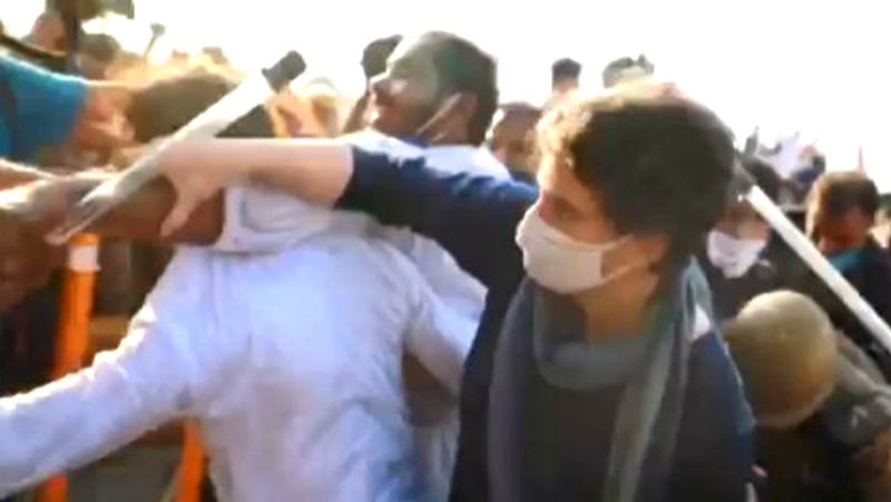 इस बात से मौके पर मौजूद कांग्रेस के कार्यकर्ता नाराज हो गए और हंगामा करने लगे। हंगामा कर रहे कांग्रेस कार्यकर्ताओं पर पुलिस ने लाठियां चार्ज करना शुरू कर दिया।
