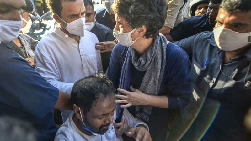 प्रियंका भीड़ के बीच पहुंचीं और पुलिस पिटाई में घायल कार्यकर्ताओं की मदद की। इस दौरान यूपी पुलिस प्रियंका गांधी के साथ भी बदतमीजी करने से पीछे नहीं हटी।