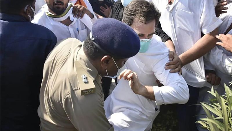 इससे पहले भी राहुल-प्रियंका हाथरस के लिए रवाना हुए थे तो राहुल गांधी के पुलिसकर्मियों ने धक्कामुक्की की थी और वो जमीन पर गिर गए थे। उन्हें चोटें भी आई थी। 