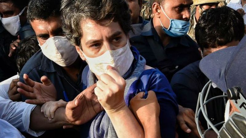 कई फोटोज में दिख रह रहा है कि आगे बढ़तीं प्रियंका को रोकने के लिए पुरुष पुलिसकर्मी जैसा व्यवहार कर रहे हैं, वह ठीक नहीं है। इन तस्वीरों को लेकर सोशल मीडिया में भी बहस चल रही है। इससे पहले तृणमूल कांग्रेस की महिला नेताओं ने भी यूपी पुलिस पर कुछ इसी तरह के आरोप लगाए थे। सवाल यह है कि देश के एक ताकतवर राजनीतिक घराने से ताल्लुक रखने वाली प्रियंका गांधी के साथ पुलिस जब इस तरह की बदतमीजी कर सकती है तो उसके सामने आम महिला की क्या बिसात होगी?