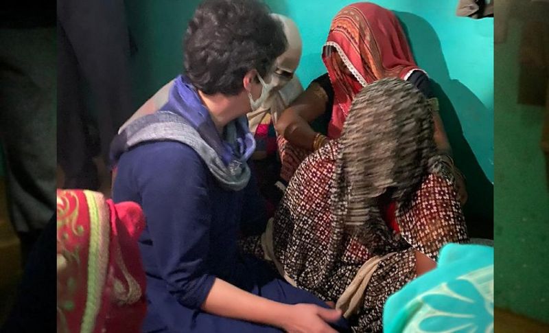 प्रियंका गांधी ने ट्विटर पर पीड़ित परिवार की मांगों और सवाल शेयर करते हुए उत्तर प्रदेश सरकार से जबाव मांगा है।
1. सुप्रीम कोर्ट के जरिए पूरे मामले की न्यायिक जाँच हो
2. हाथरस DM को सस्पेंड किया जाए और किसी बड़े पद पर नहीं लगाया जाए
3. हमारी बेटी के शव को बगैर हमसे पूछे पेट्रोल से क्यों जलाया गया?
4. हमें बार-बार गुमराह किया, धमकाया क्यों जा रहा है
5. हम इंसानियत के नाते चिता से फूल चुनकर लाए मगर हमें कैसे माने कि यह शव हमारी बेटी का है भी या नहीं?
