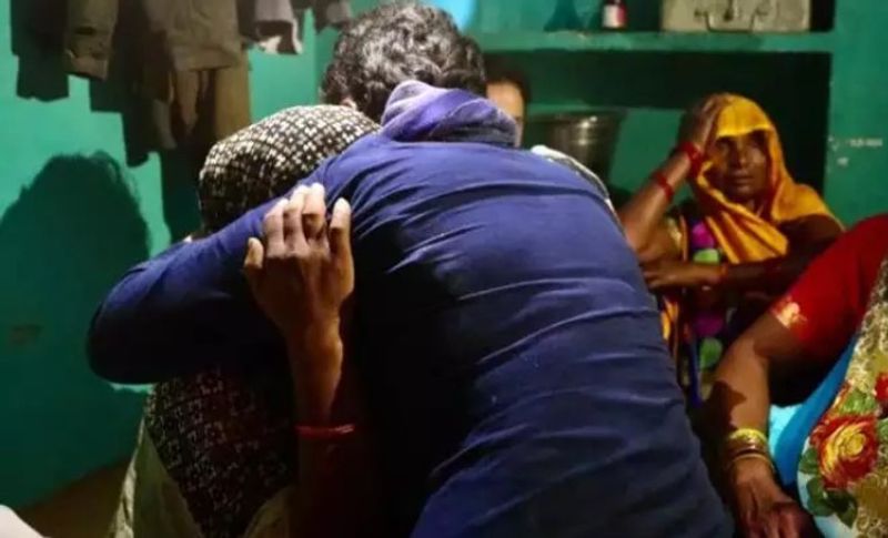 प्रियंका गांधी भावुक हो गईं और पीड़ित की मां को गले लगाया।
