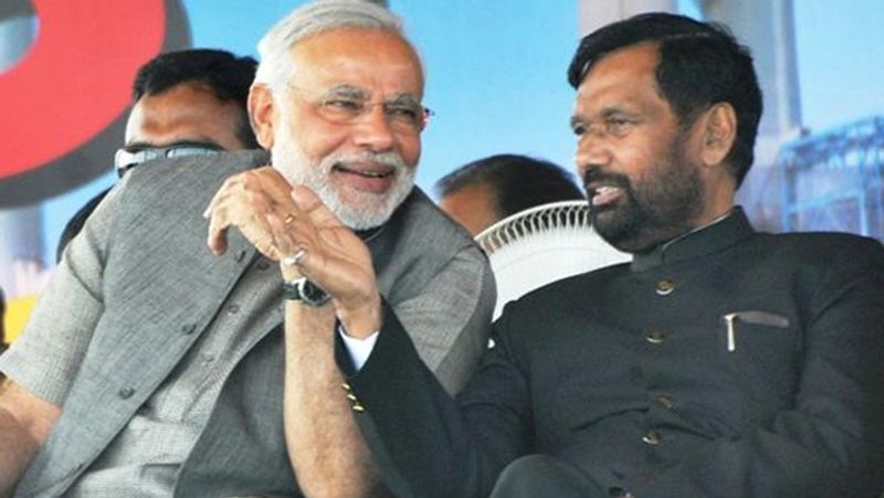 पासवान के अस्पताल आने के बाद पीएम मोदी लगातार उनके स्वास्थ्य का अपडेट लेते रहते थे। खुद चिराग ने भी ट्वीट में ये जानकारी दी थी। चिराग के जाने के बाद मोदी कैबिनेट का एक मजबूत चेहरा चला गया। 