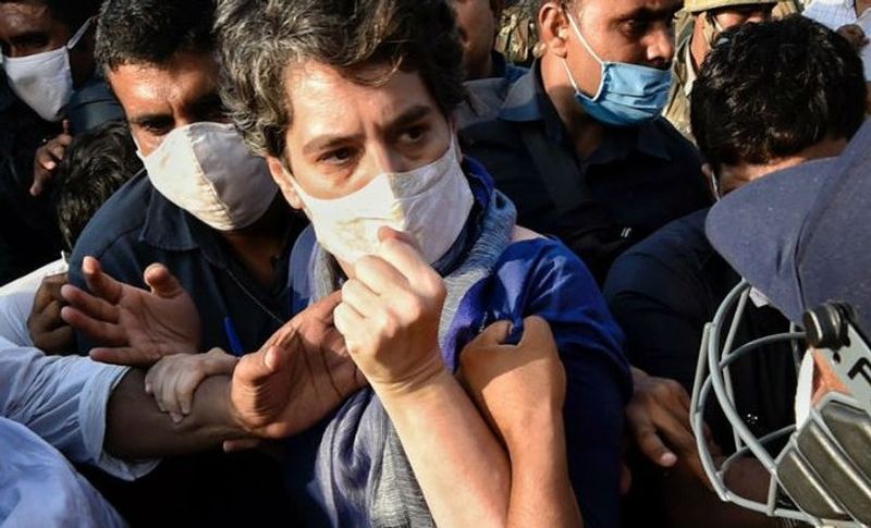 बता दें कि हाथरस जाने से पहले नोएडा बॉर्डर पर पुलिस और कांग्रेसियों के बीच झड़प हुई। जहां एक पुलिसकर्मी ने न सिर्फ प्रियंका गांधी से बदसलूकी की बल्कि उनका कुर्ता भी खींचा। सोशल मीडिया पर पुलिस काफी आलोचना हो रही है।
