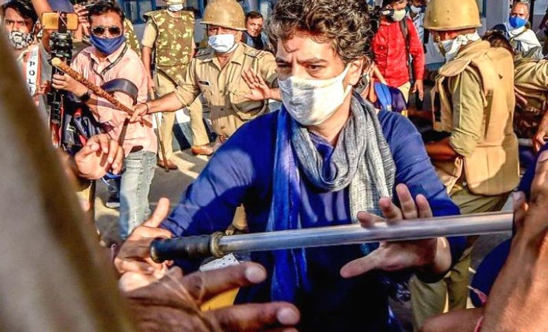 तस्वीर में आप साफ तौर पर देख सकते हैं कि कैसे प्रियंका गांधी कांग्रेस कार्यकर्ताओं और पुलिस के बीच घिरी हुई हैं।
