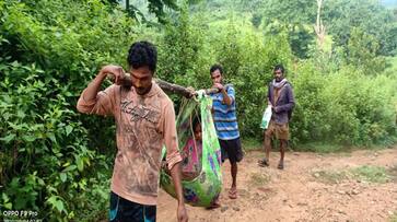Due to lack of road.. Relatives took the pregnant woman 20 kms to hospital in a dolly In Bhadradri Kothagudem - bsb Due to lack of road.. Relatives took the pregnant woman 20 kms to hospital in a dolly In Bhadradri Kothagudem - bsb