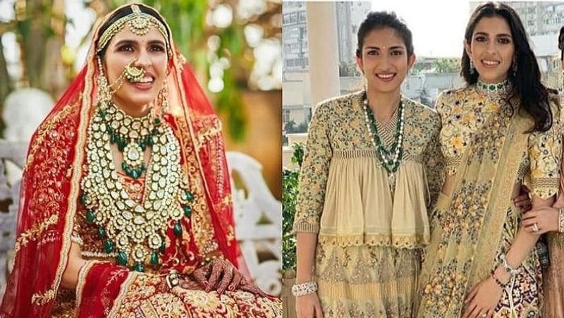 इतना महंगा गिफ्ट पाकर श्लोका मेहता की खुशी का कोई ठिकाना नहीं था। वैसे, वे कफी सिंपल रहती हैं। लेकिन शादी में उनके लिए देश-विदेश के नामी डिजाइनर्स ने ड्रेस डिजाइन की थी। 
