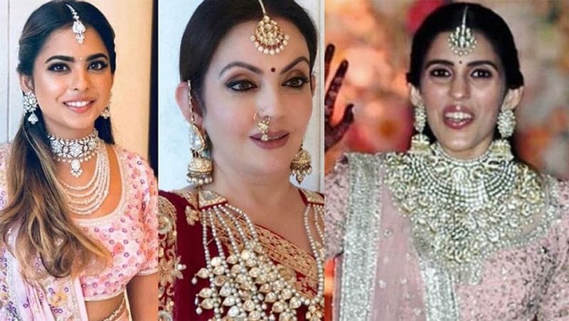 इस तस्वीर में श्लोका मेहता सास नीता अंबानी और ननद ईशा अंबानी के साथ दिख रही हैं। तीनों ने बेशकीमती जूलरी पहन रखी है। ईशा अंबानी ने भी अपनी भाभी श्लोका मेहता को एक फ्लैट गिफ्ट किया था।
