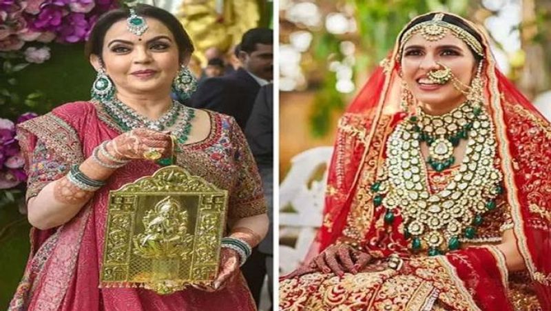 अंबानी फैमिली की परंपरा के अनुसार नीता अंबानी ने अपनी बहू का सोने की देव मूर्ति के साथ स्वागत किया था। इस मौके के लिए बेहद खास इंतजाम किए गए थे। 