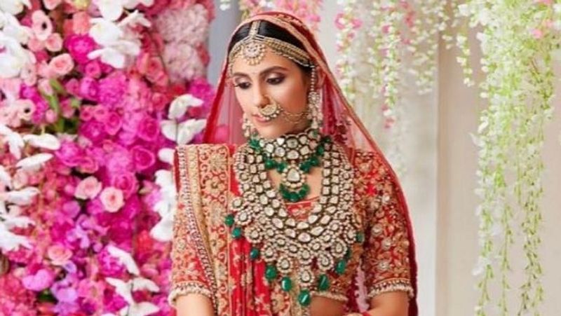 सब्यसाची के डिजाइन किए गए लहंगे और सास नीता अंबानी के गिफ्ट में दिए गए 300 करोड़ का हीरों का हार पहने दुल्हन के रूप में सजीं श्लोका मेहता की यह तस्वीर वायरल हो गई थी। 