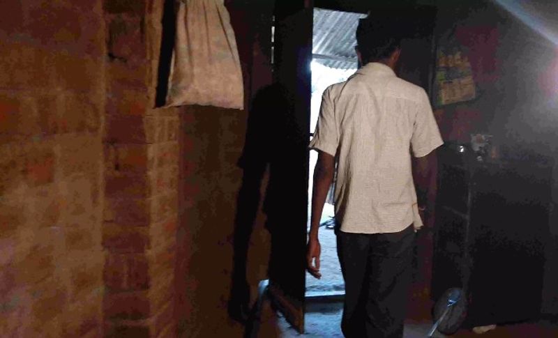 बताया जाता है कि परिवार में सभी लोग युवक का अंतिम संस्कार करने के बाद रात करीब 9 बजे खाना खाने के लिए बैठे थे। तभी रात के अंधेरे का फायदा उठाकर आरोपी भतीजी को अपने साथ छत पर ले गया और उसके साथ रेप किया। मासूम कुछ कह पाती इससे पहले ही वह घर से फरार हो गया।