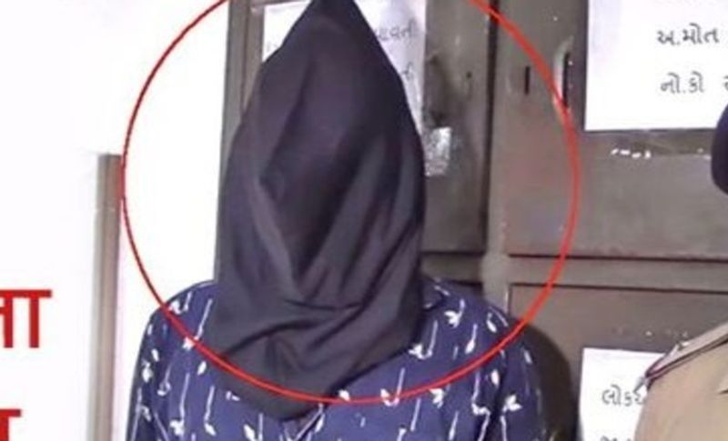 मामला जब पुलिस तक पहुंचा तो आरोपी को 12 घंटे के अंदर गिरफ्तार कर लिया गया। पूछताछ में सामने आया है कि आरोपी ने नशे में धुत होकर इस घटना को अंजाम दिया है।