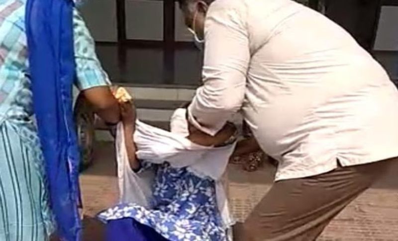 कुछ देर बाद पीड़िता के चिल्लाने की आवाज सुनकर माता-पिता उसके पास पहुंचे तो वह रो रही थी। उसकी हालत देखकर परिवार के सभी लोग हैरान थे। बच्ची ने बताया कि चाचा ने उसके साथ जबरदस्ती गंदा काम किया है। और किसी को बताने पर जान से मारने की धमकी दी थी।
