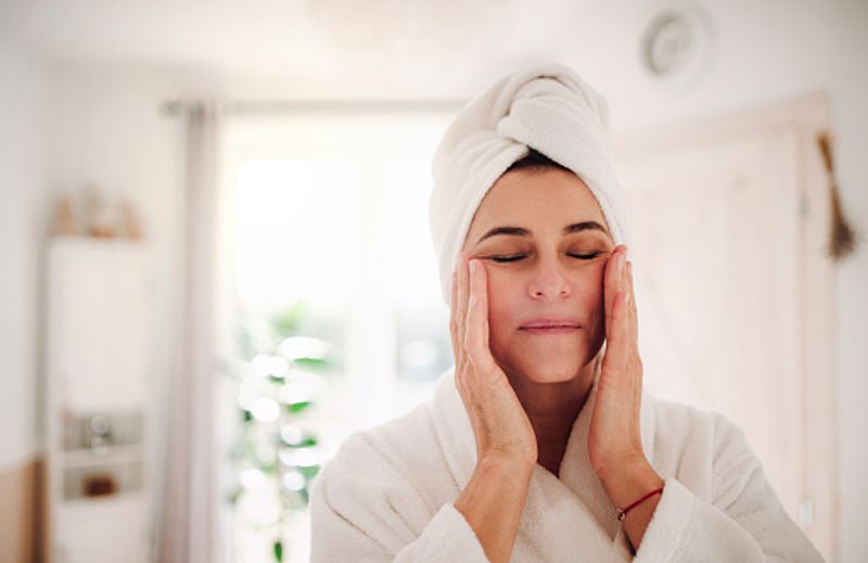 However, in some cases, the signs of ageing like dark spots and wrinkles start to occur at an early stage.