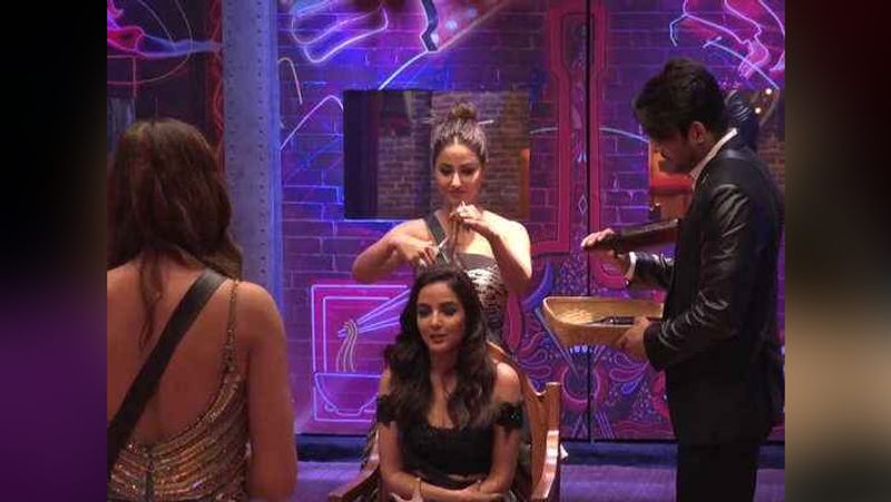 बता दें कि जैस्मिन ने बिग बॉस के घर में एंट्री लेते ही कहा कि वे घर में किसी को ऊंगली नहीं करेंगी बल्कि वो तो लोगों के बीच दोस्ती करवाने वालों में से हैं। इसके बाद सलमान ने जैस्मिन को टास्क के लिए गौहर खान के पास भेजा जहां सिद्धार्थ ने जैस्मिन के सिर पर बोतल फोड़ी, हिना ने जैस्मिन के बाल काटे।