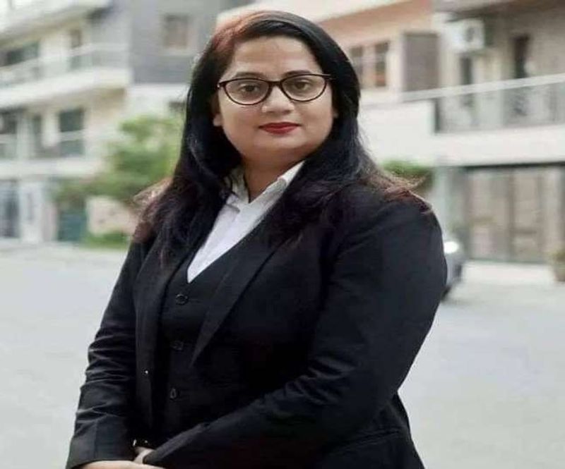 सीमा के पति राकेश मुंगेर के संग्रामपुर प्रखंड के पौरिया गांव के रहने वाले हैं, जो गणित के अध्यापक हैं और दिल्ली में आईआईटी की तैयारी कराने वाली एक संस्था से जुड़े हुए हैं।

