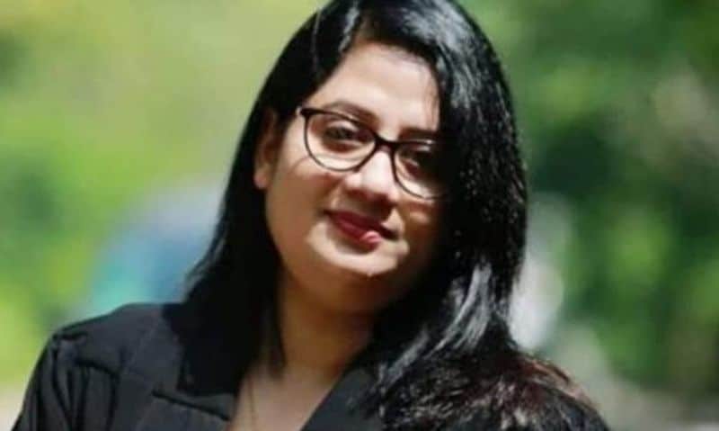 पैसे की तंगी के कारण सीमा ने प्रौढ़ शिक्षा विभाग में संविदा पर नौकरी भी की थी। उनका सपना आईएएस अधिकारी बनने का था। जिसके लिए उन्होंने तैयारी भी की थी। लेकिन, सफल नहीं हो पाई थी।