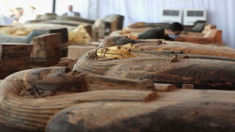 पुरातात्विक खोज में मिला सरकोफेगी लगभग 2500 साल पुराना है। ऐसे ही ताबूत मिस्र के गीजा में साककारा नेक्रोपोलिस के पास नए खोजे गए कब्रिस्तान में भी मिले हैं।