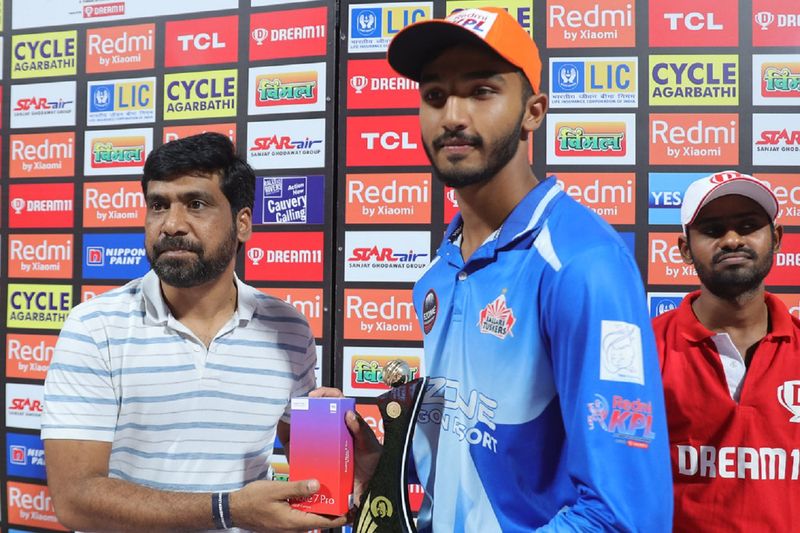 తాజాగా కేరళతో జరిగిన మొదటి క్వార్టర్ ఫైనల్ మ్యాచ్లో 101 పరుగులు చేసి, విజయ్ హాజారే ట్రోఫీ చరిత్రలో వరుసగా నాలుగు సెంచరీలు బాదిన ప్లేయర్గా రికార్డు క్రియేట్ చేశాడు దేవ్దత్ పడిక్కల్...