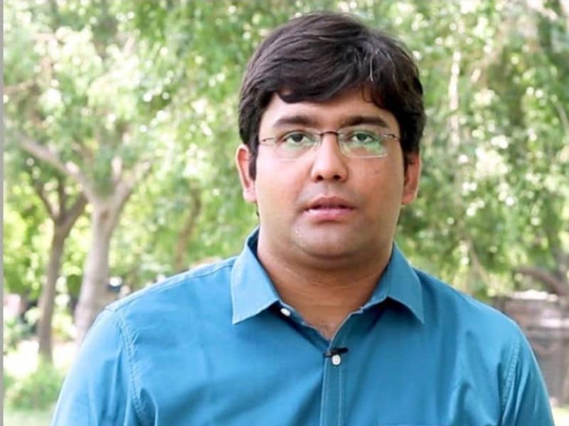 टॉपिक सेलेक्शन में न करें जल्दबाजी –
साक्षात्कार में बात करते हुए डॉ. आनंद कहते हैं कि सबसे पहले जब परीक्षा हॉल में आपके हाथ में पेपर आए तो निबंध लिखने में जल्दबाजी न करें। सभी विषयों को ध्यान से पढ़ लें और देखें कि आप किसमें सबसे अच्छा इनपुट दे सकते हैं। आनंद अपना केस बताते हैं कि वे पहले उन दो टॉपिक्स को हटाते थे जिनके फॉर या अगेंस्ट किसी में भी उनके पास प्वॉइंट्स नहीं होते थे। फिर बचे दो विषयों में से किसमें वे ज्यादा बेहतर कर सकते हैं यह तय करते थे और उसी को फाइनल कर देते थे।