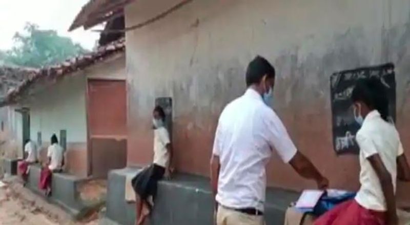 Teachers In Jharkhand Dumka Turn Village Into Classroom pod