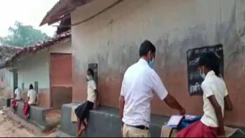 Teachers In Jharkhand Dumka Turn Village Into Classroom pod